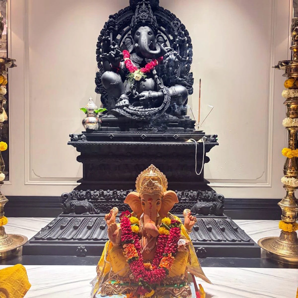आलिया आणि रणबीर यांच्या घरात एक गणरायाची मुर्ती ठेवली आहे. जी सर्वांचं लक्ष वेधून घेते... 