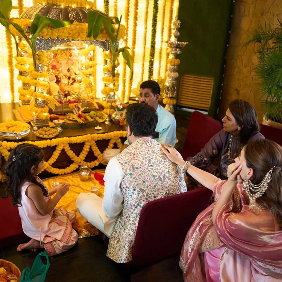 फोटोमध्ये तुम्ही पाहू शकता की, गणपती मखर पारंपरिक रित्या सजवण्यात आलं आह . फोटोमध्ये कपूर कुटुंबिय गणरायाची पूजा करताना दिसत आहेत. 