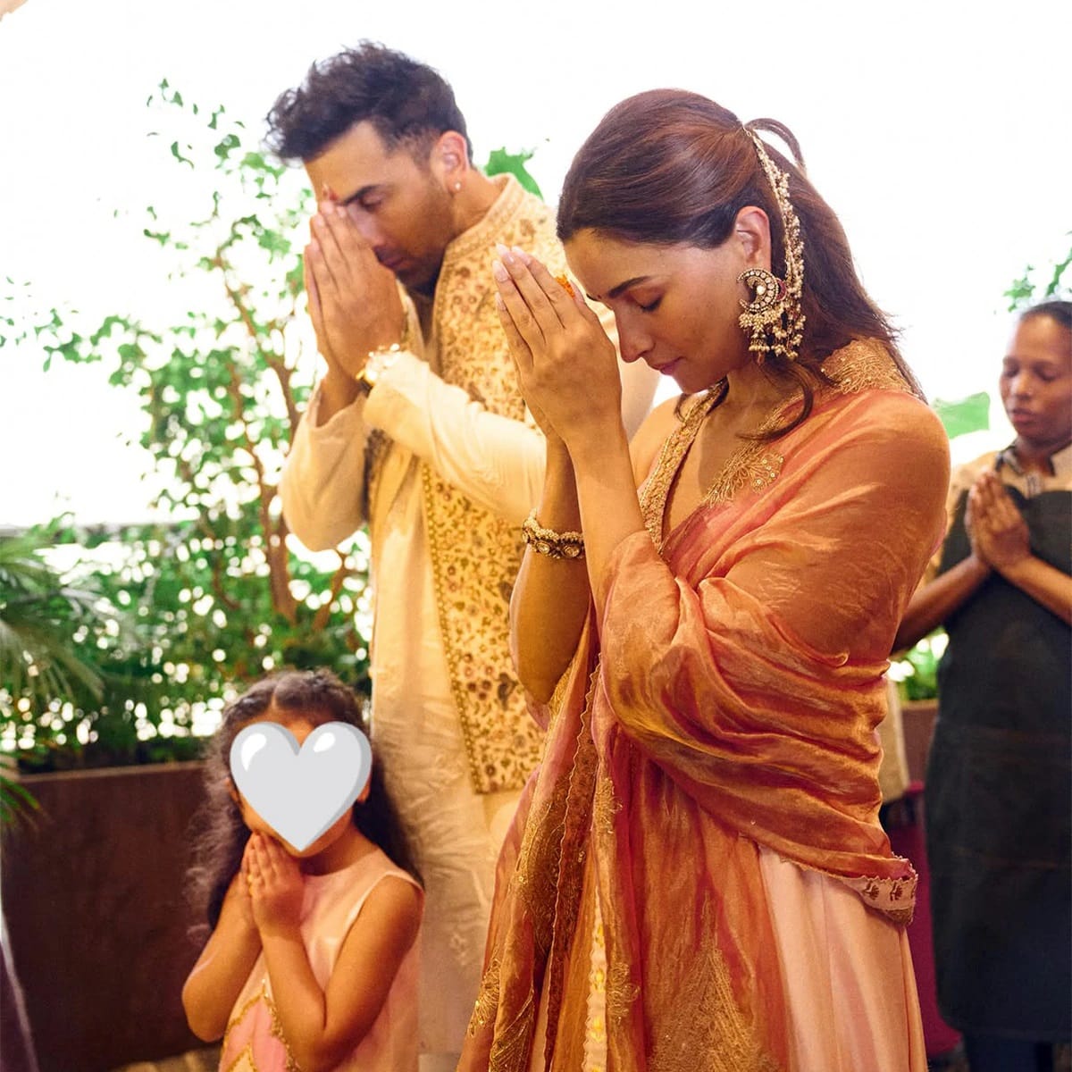 आलिया हिने पूजेचे काही फोटो सोशल मीडियावर पोस्ट केले आहेत. या फोटोतून त्यांचा कृष्णराज बंगला आतून किती भव्य आणि आलिशान आहे... हे देखील चाहत्यांना पाहता आलं. 