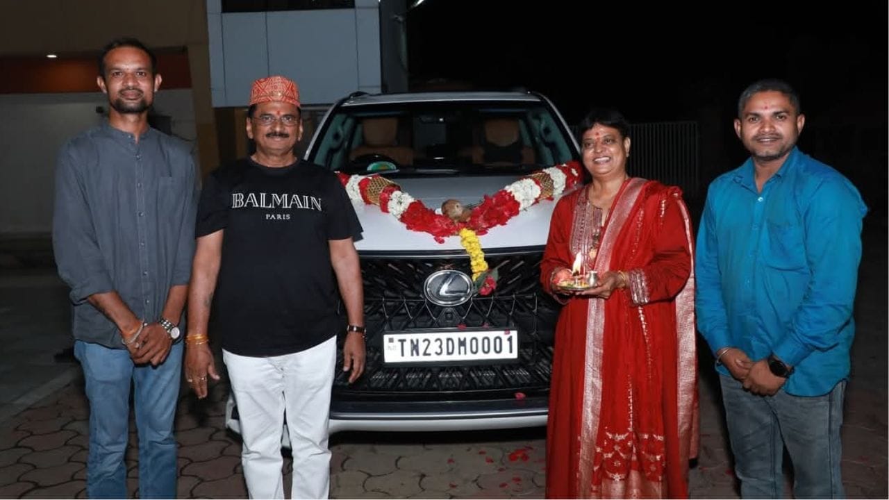 त्यानंतर आमदार रत्नाकर गुट्टे यांच्याकडे असलेल्या इतर गाड्यांचेही फोटो सोशल मीडियावर शेअर करत रत्नाकर गुट्टे यांच्याकडे एवढ्या आलिशान गाड्या आल्यात कुठून असा सवाल नेटकरी विचारत आहेत.