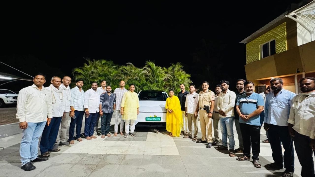 गंगाखेडच्या विकासासाठी महायुतीसोबत गेलो असल्याचे सांगणारे आमदार रत्नाकर गुट्टे यांनी मतदार संघात केलेल्या विकासा ऐवजी त्यांच्याकडे असलेल्या टेस्टला, लँड क्रूज, फोरचुनर, आणि रेंज रोवर, गाड्यांची मतदारसंघात जास्त चर्चा रंगू लागली आहे.