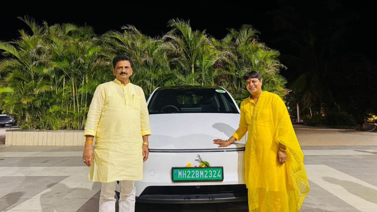 गंगाखेड मतदार संघाचे रासपचे आमदार रत्नाकर गुट्टे यांची त्यांच्याकडे असलेल्या महागड्या गाड्यांमुळे जोरदार चर्चा सुरु आहे. काल आमदार रत्नाकर गुट्टे यांनी घेतलेल्या टेस्ला गाडीचे फोटो फेसबुकवर पोस्ट केली.