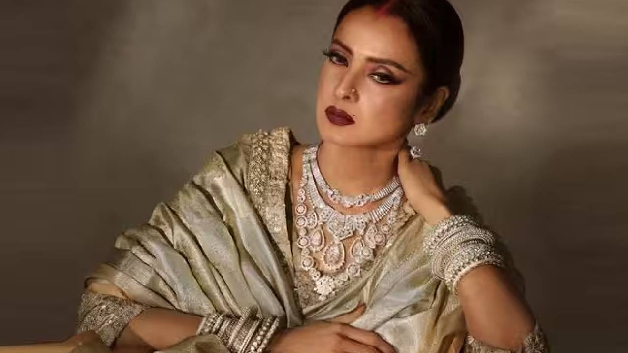 बॉलिवूडची दिग्गज अभिनेत्री रेखा आजही आपल्या सौंदर्याने, ग्रेसफुल व्यक्तिमत्त्वाने आणि फिटनेसने लोकांचे लक्ष वेधून घेते. तिचं वय जवळपास 71 वर्षे आहे, पण तिचा चेहऱ्याकडे आणि फिटनेसकडे पाहिल्यावर तिच्या वयाचा अंदाज लावणे कोणालाही कठीण जाईल. अनेकदा लोकांना आश्चर्य वाटते आणि प्रश्न पडतो की रेखाकडे अशी कोमती जादू आहे, ज्यामुळे तिचं वय जाणवत नाही. पण यात काही जादू किंवा रहस्य नाही, तर रेखा ही गेल्या अनेक वर्षांपासून संतुलित लाइफस्टाइल मेंटेन करते तसेच शिस्तशीर जगते, त्याचा हा परिणाम आहे. तिच्या आहाराकडे आणि इतर सवयींकडे पाहिल्यास, या वयातही तिने स्वतःला इतकं फिट आणि मेंटेन कसं ठेवलंय, याचा अंदाज सहज येऊ शकतो. (All Photos : Social Media)