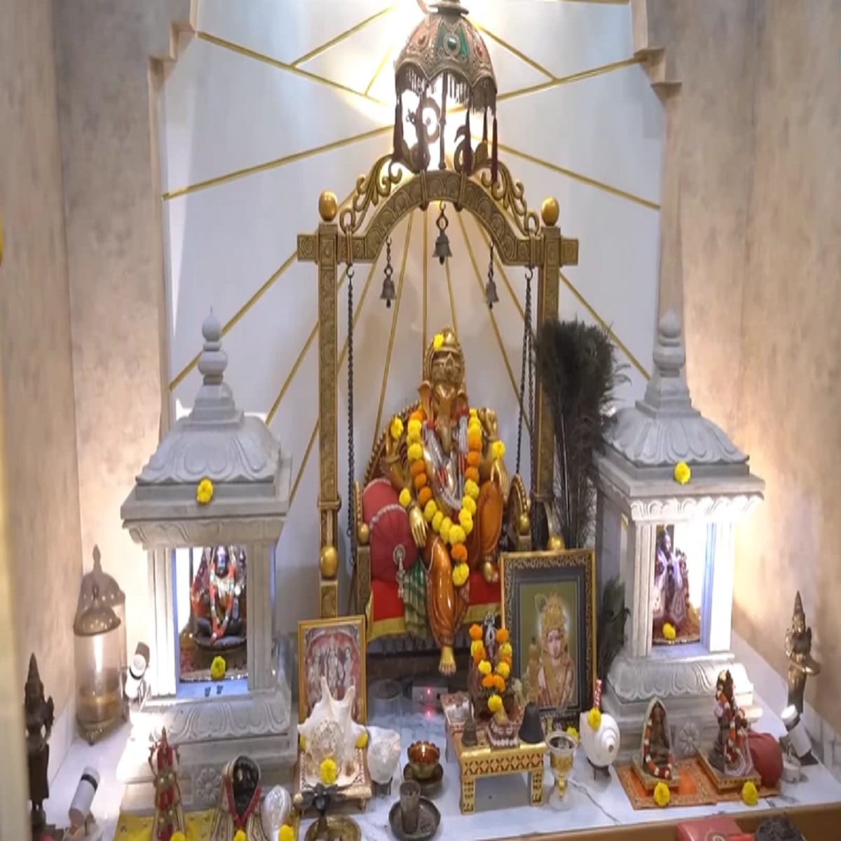 घराच्या आत एक मोठे मंदिरही बनवलं आहे, जिथे गणपतीची स्थापना केली आहे. रेमो यांनी सांगितलं की, तो रोज सकाळी उठून सर्वात आधी मंदिरात पूजा करतो.