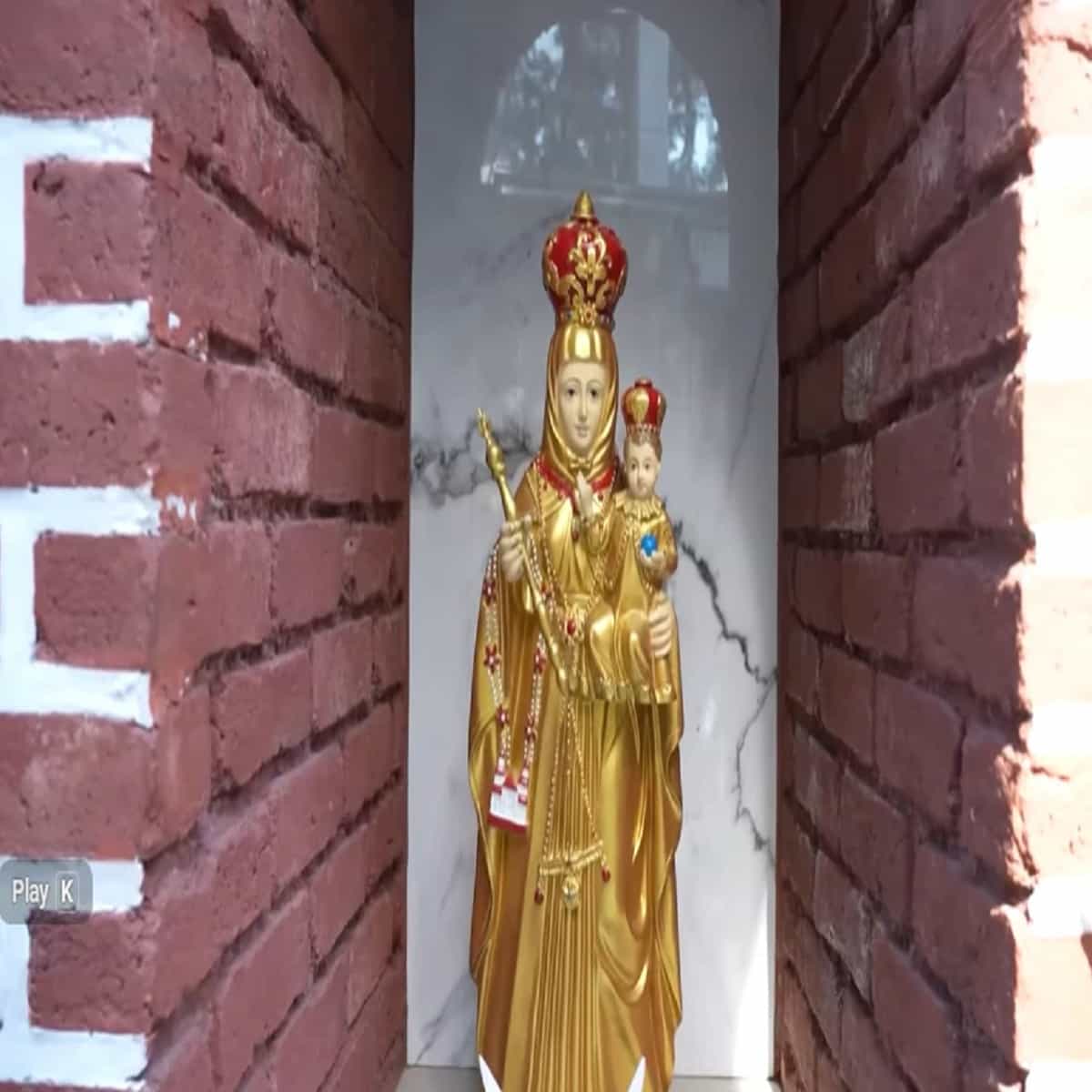 रेमो याची पत्नी क्रिश्चियन आहे, रेमो याने सुद्धा आता धर्म बदलून हिंदूवरून क्रिश्चियन धर्म स्वीकारला आहे. रेमा आणि लिजेल त्यांच्या घराच्या मुख्य प्रवेशद्वारावर मदर मेरीची एक मोठी मूर्ती लावली आहे.