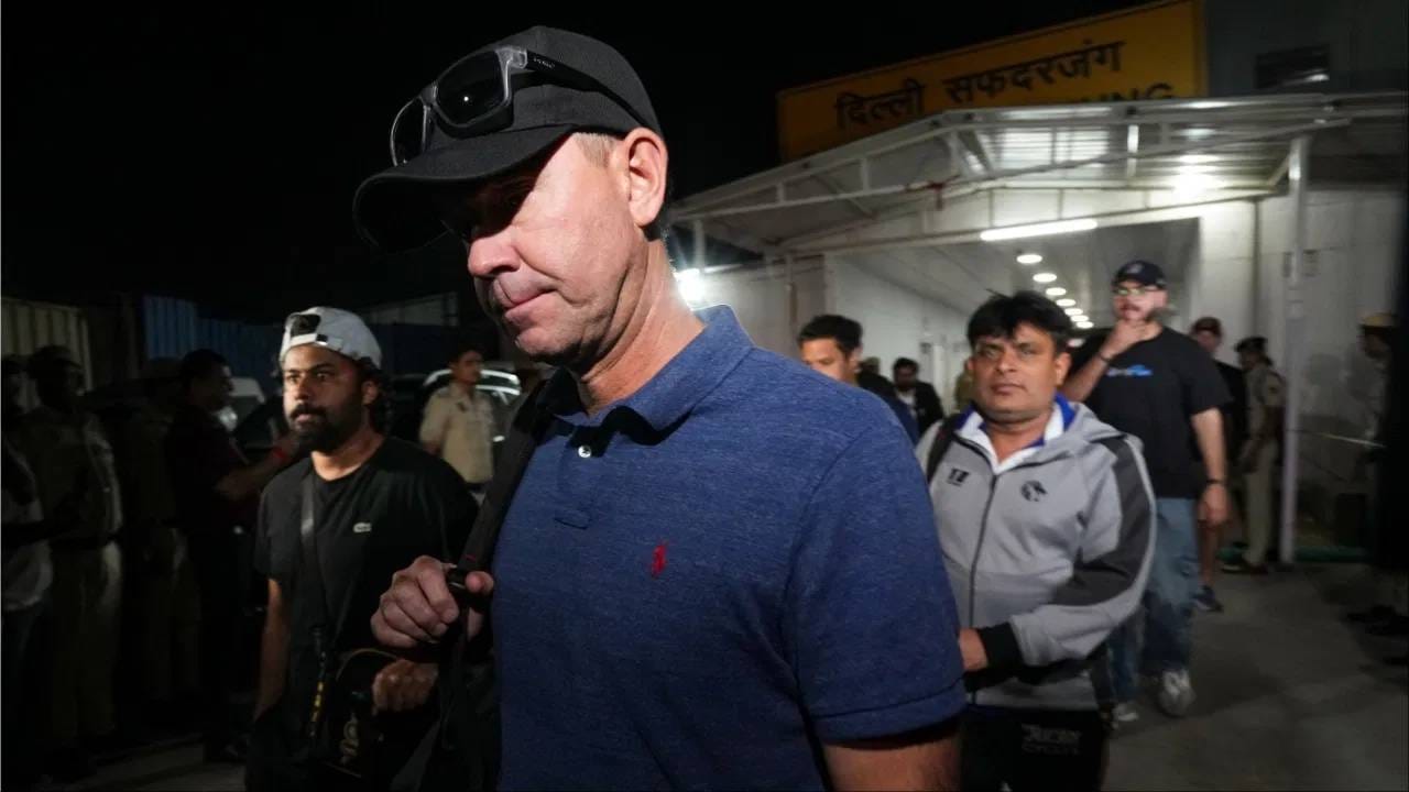 रिकी पाँटिंगने सांगितलं की, वनडे फॉर्मेट मला आवडतो, पण कुठे ना कुठे काही तरी सोडवंच लागले. कसोटी क्रिकेट आता भारत, ऑस्ट्रेलिया, इंग्लंड आणि दक्षिण अफ्रिकेत खेळलं जातं. कारण त्या देशांना तसं वाटतं. त्यामुळे, कशाचा तरी त्याग करावा लागेल आणि तो त्याग अर्थातच एकदिवसीय क्रिकेटचा आहे. (Photo: PTI)