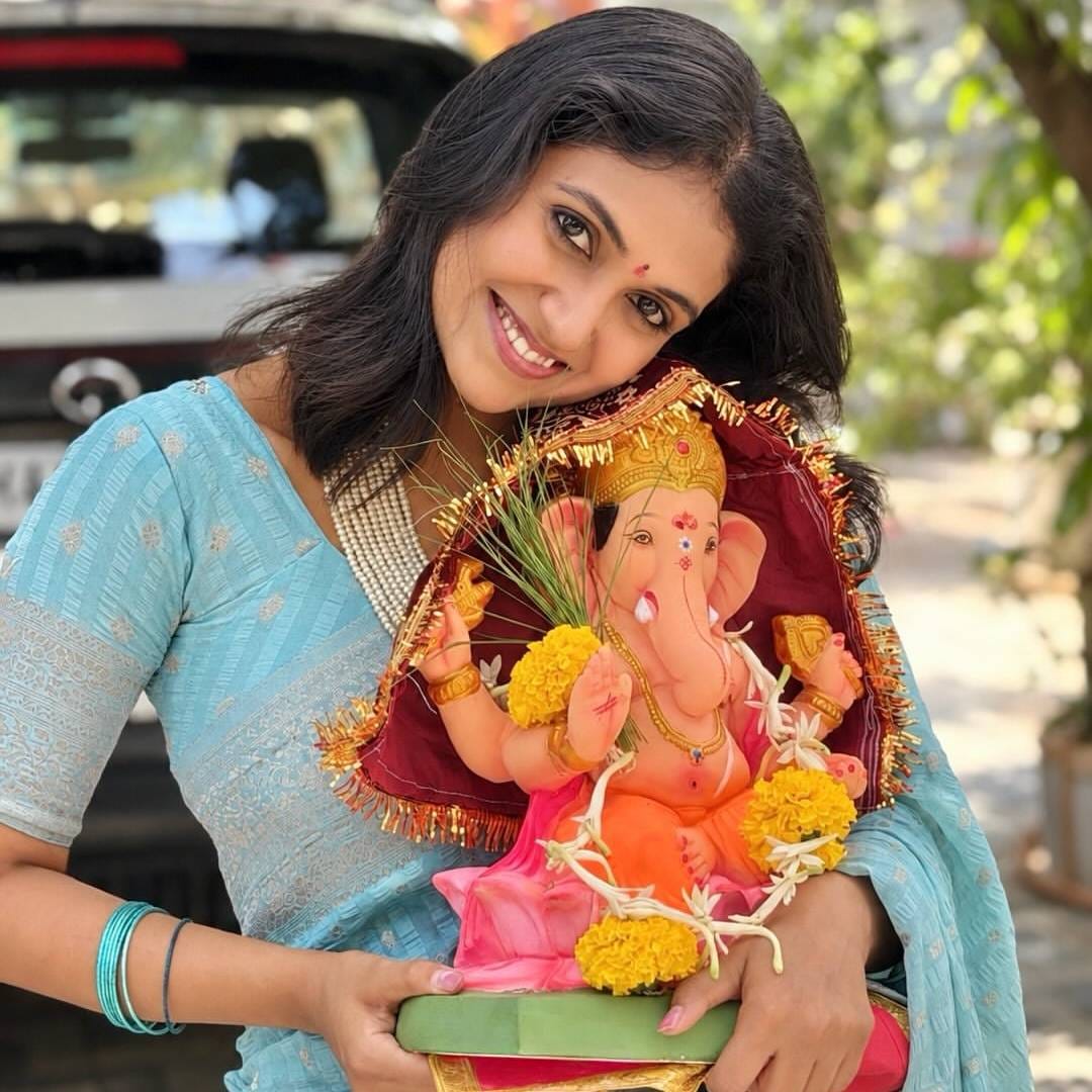 तिच्या या फोटोंमधील सर्वात खास गोष्ट म्हणजे तिच्या हातातील गणपती बाप्पाची मूर्ती. गणपती बाप्पाची सुंदर मूर्ती हातात घेऊन रिंकूने कॅमेऱ्यासमोर हसत पोझ दिली आहे. तिच्या चेहऱ्यावरचा आनंद आणि बाप्पाबद्दलची श्रद्धा या फोटोंमधून स्पष्टपणे जाणवते. 

