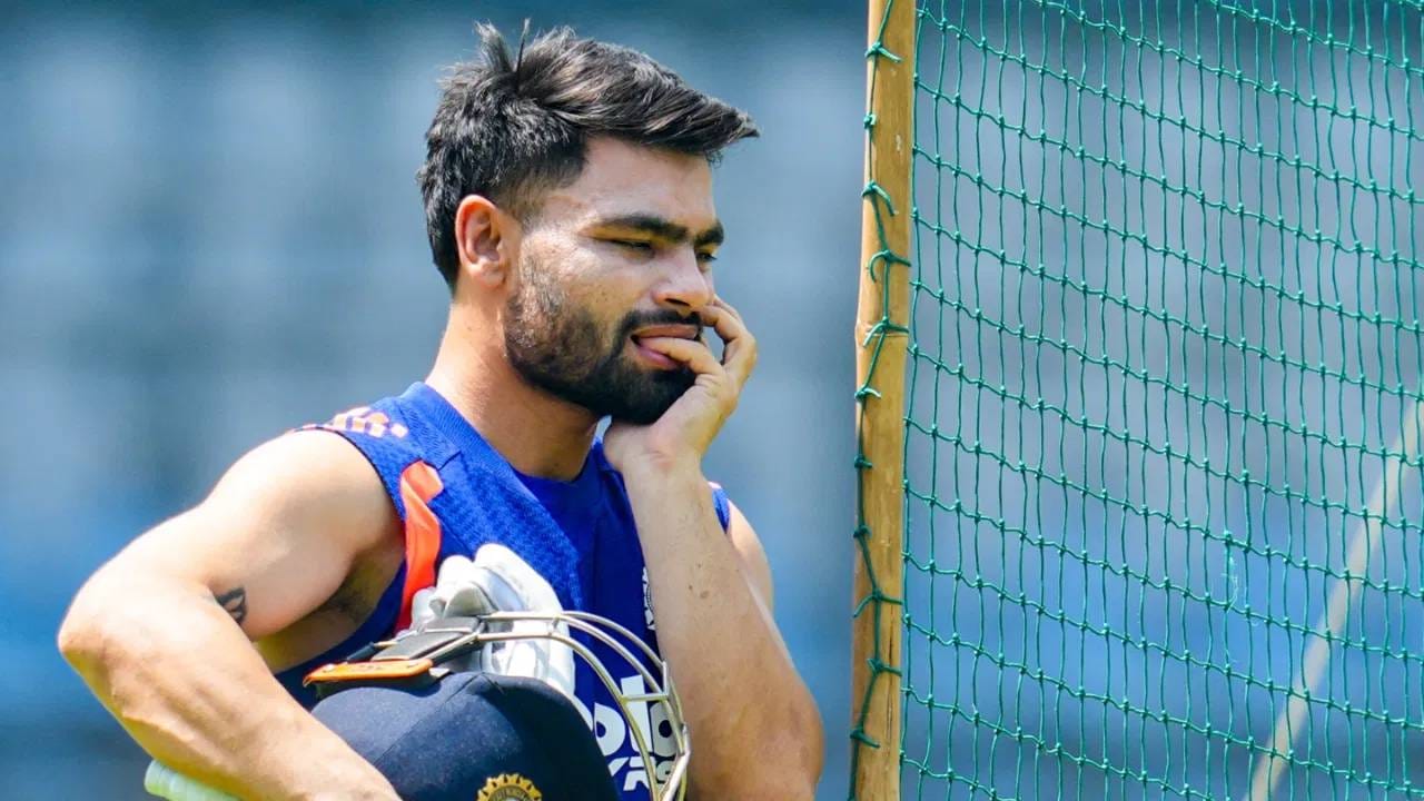 टी20 सामन्यात नितीश कुमार रेड्डी, वॉशिंग्टन सुंदर यांना संधी दिली गेली आहे. इतकंच काय तर अक्षर पटेल आणि शिवम दुबेला स्थान दिलं गेलं आहे. अशा स्थितीत रिंकु सिंहला टीम इंडियात जागा मिळणं कठीण आहे. (PC-PTI)