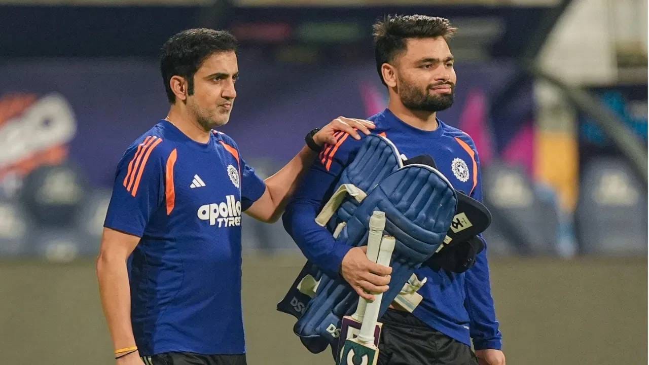 रिंकु सिंहने टीम इंडियासाठी 48 टी20 सामन्यात 36.94 च्या सरासरीने 702 धावा केल्या आहेत. त्याच्या स्ट्राईक रेट हा 156.34 चा आहे. असं असूनही त्याला डावलण्यात आलं आहे. (PC-PTI)