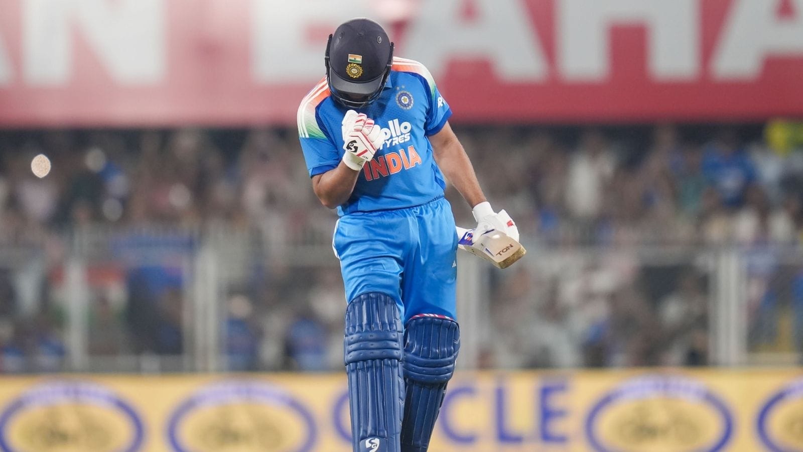 एकदिवसीय क्रिकेटमध्ये १२ हजार धावांचा टप्पा पार करणारा रोहित शर्मा हा सचिन तेंडुलकर आणि विराट कोहलीनंतरचा तिसरा भारतीय फलंदाज ठरला आहे.