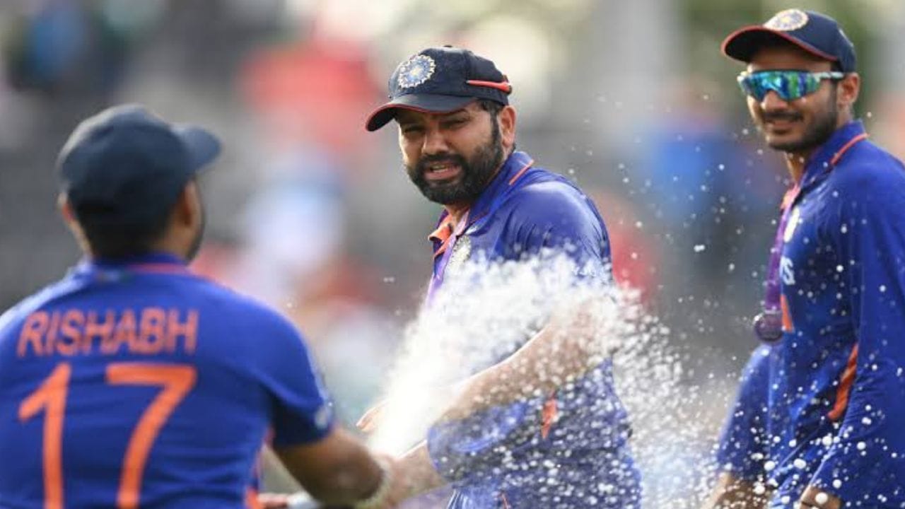 यावर रोहित म्हणाला की, आम्ही बाराही महिने फिरतच असतो. त्यामुळे मला क्रिकेटरसोबत सुट्टी घालवायला आवडणार नाही. पण मुलगा आहे, तो गोड आहे.. पण खूप जास्त खोडकर आहे. त्याला कधीच मी सुट्टीवर कुठे फिरायला घेऊन जाऊ शकत नाही. हा मुलगा दुसरा तिसरा कोणीही नसून ऋषभ पंत आहे.