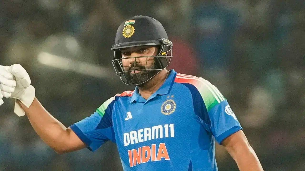 बीसीसीआयने रोहित शर्माच्या भवितव्याबाबतही निर्णय दिला आहे. बीसीसीआयचे सचिव देवजीत सैकिया यांनी रोहित शर्माच्या बॅटिंगची स्तुती केली. त्यामुळे रोहित शर्मा वनडेतून निवृत्त होणार नाही हे कन्फर्म झालं. इतकंच काय तर वनडे वर्ल्डकप 2027 स्पर्धेच्या शर्यतीत राहील. (फोटो: पीटीआय)