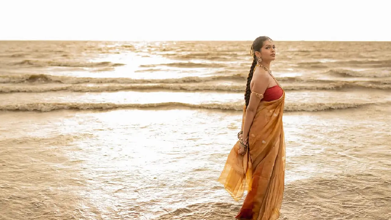 साडीला मॉडर्न टच देण्यासाठी तिने लाल रंगाचा ऑफ-शोल्डर ट्यूब ब्लाऊज परिधान केला आहे. रुमानीने आपल्या लूकला उठावदार बनवण्यासाठी सुंदर पारंपरिक दागिन्यांची निवड केली आहे.