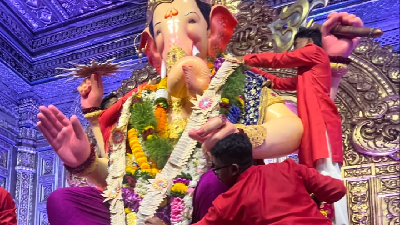 गणेशोत्सवाच्या पवित्र पर्वात रुचिराने बाप्पाच्या चरणी नतमस्तक होत आशीर्वाद घेतले. यावेळी तिने जांभळ्या रंगाची पारंपरिक पैठणी साडी नेसली होती.