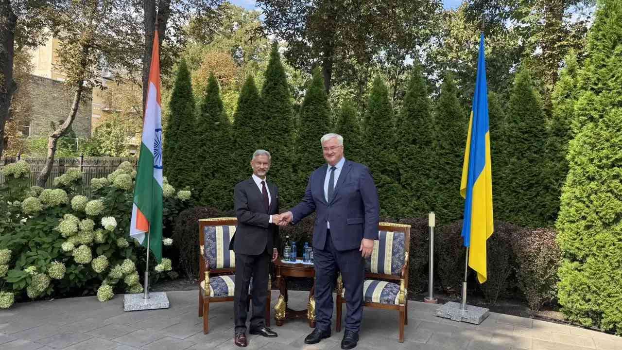 S Jaishankar : रशियन तेल खरेदीवर युक्रेनी पत्रकाराचा प्रश्न, जयशंकर यांनी दिलं तर्कशुद्ध बोलती बंद करणारं उत्तर S Jaishankar : रशियन तेल खरेदीवर युक्रेनी पत्रकाराचा प्रश्न, जयशंकर यांनी दिलं तर्कशुद्ध बोलती बंद करणारं उत्तर