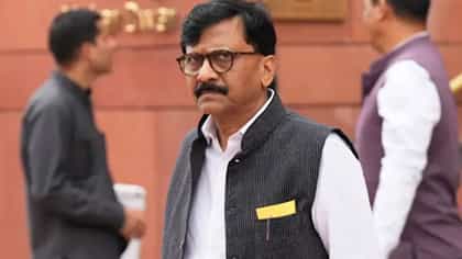 संजय राऊत यांच्या विरोधात फौजदारी अवमान याचिका, कोणी केली याचिका?.