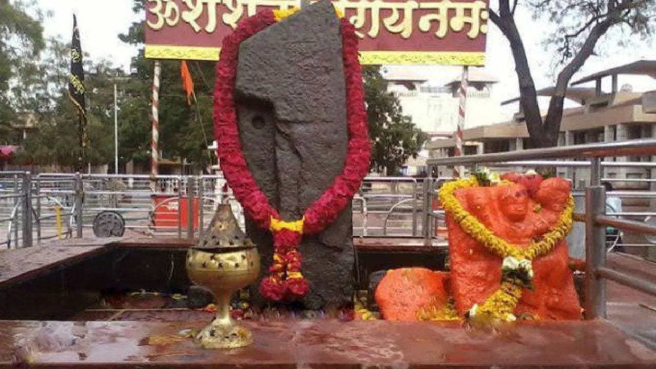 घरांना कुलूप का लावत नाही   स्थानिक श्रद्धेनुसार शनी देव गावाचं रक्षण करतात आणि त्यांच्या उपस्थितीत चोरी करण्याची हिंमत कोणी करत नाही. अशी मान्यता आहे. त्यामुळे गावकरी घराला कुलूप लावत नाही.