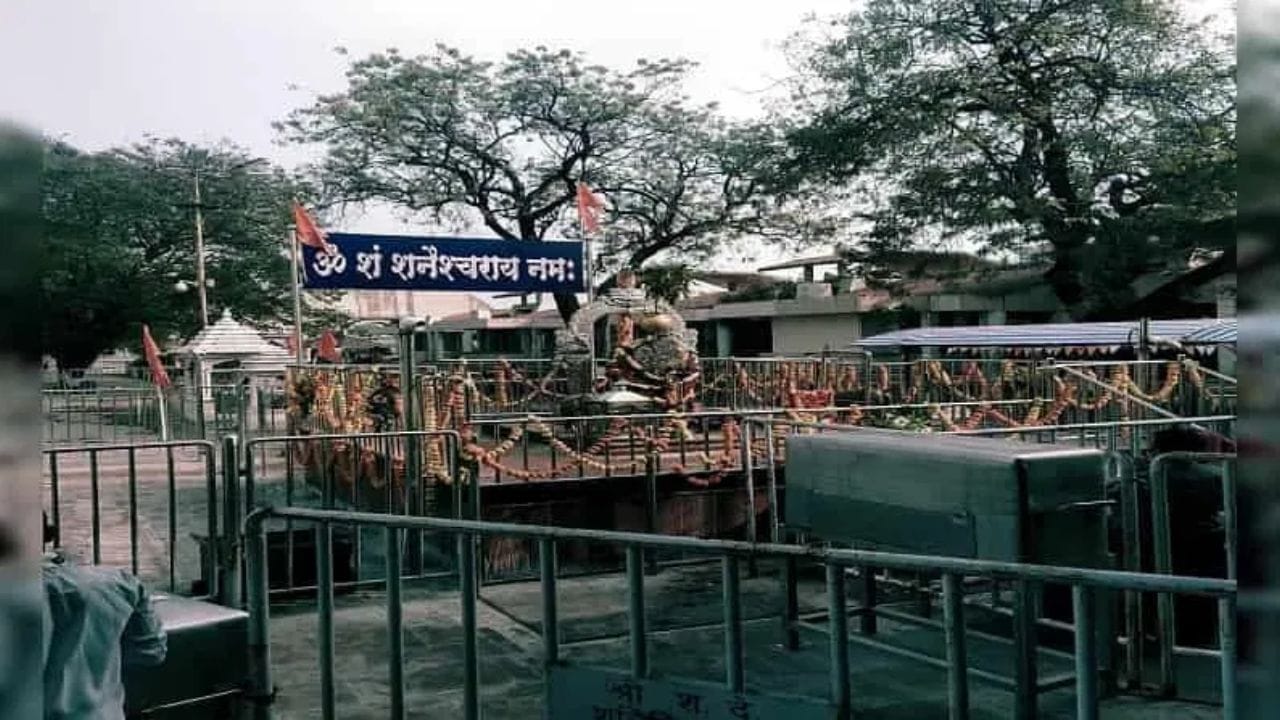 कुलूप नसलेलं गावं   अहमदनगर जिल्ह्यातील शनी शिंगणापूर हे गाव आपल्या अनोख्या परंपरेसाठी प्रसिद्ध आहे. गावातील अनेक घरांना पूर्वी दारं आणि कुलूप लावण्याची पद्धत नव्हती. त्यामुळे कुलूप नसलेले गाव अशी त्याची ओळख झाली. 