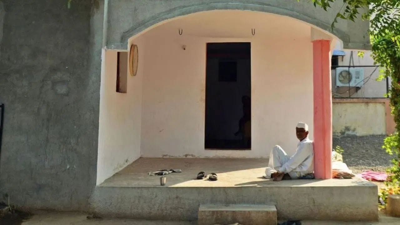 चोरी झाली तर शनिदेव शिक्षा करतात   स्थानिक मान्यतेनुसार, गावात चोरी करणाऱ्या व्यक्तीला शनिदेवांच्या कोपाला सामोरं जाव लागतं, अशी श्रद्धा आहे. त्यामुळे इथे कोणीही चोर चोरी करत नाही