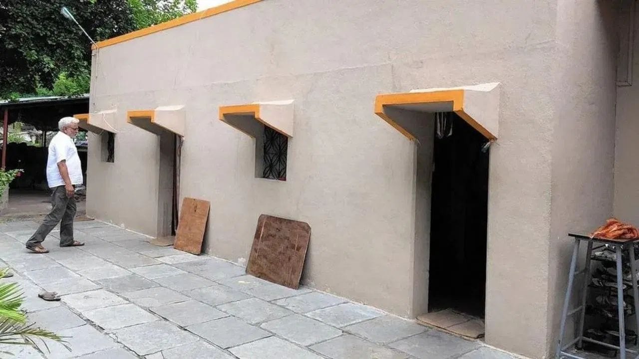 शनिदेवांच्या स्वयंभू मूर्तिची कथा   शनी शिंगणापूरमधील शनिदेवांची मूर्ती ही उघड्या जागेत असलेली स्वयंभू मूर्ती असल्याची श्रद्धा आहे. या मूर्ती गावाचे रक्षण करते आणि चोरांना शिक्षा देते. त्यामुळे येथील लोक देवाच्या विश्वासावर निश्चिंत असतात.