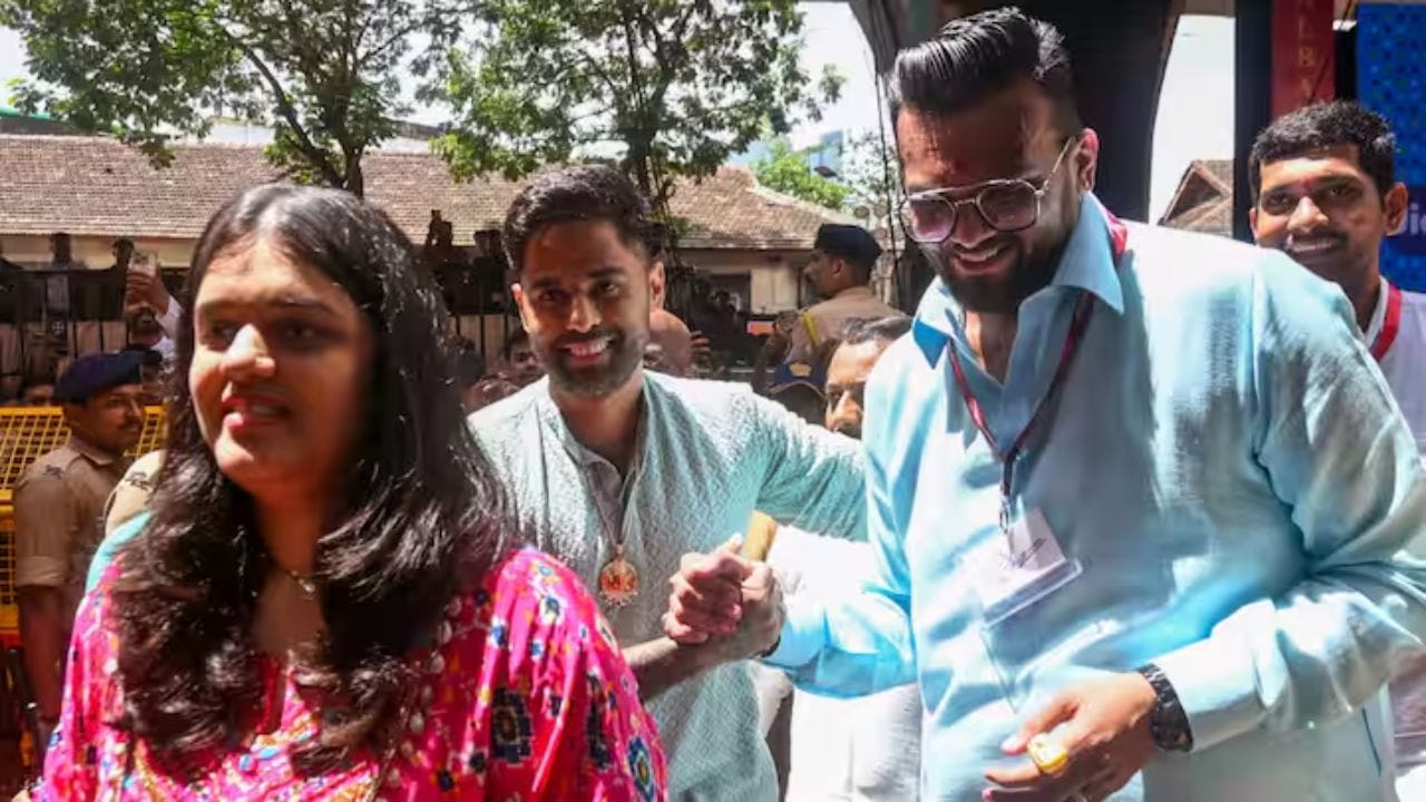 भारतीय क्रिकेटर सुर्यकुमार यादव देखील लालबागच्या राजाचे दर्शन करण्यासाठी पोहचला होता. यावेळी त्याची पत्नी देखील त्याच्या सोबत होती.