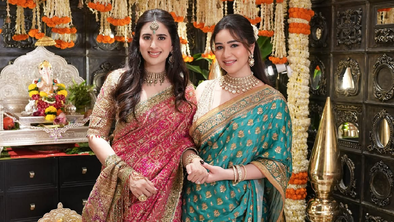 या पारंपरिक दागिन्यांमुळे तिच्या सौंदर्यात आणखी भर पडली आहे. साराने केसांची आकर्षक स्टाईल करत त्यात पांढऱ्या मोगऱ्याचा ताजा गजरा माळला आहे. 