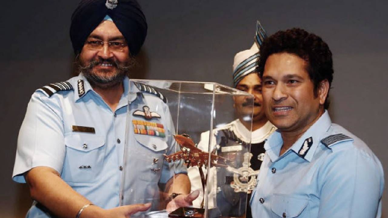 सचिन तेंडुलकर या भन्नाट वेबसिरीच्या प्रेमात, वायुसेनेला थेट पत्र लिहिलं, म्हणाला... सचिन तेंडुलकर या भन्नाट वेबसिरीच्या प्रेमात, वायुसेनेला थेट पत्र लिहिलं, म्हणाला...