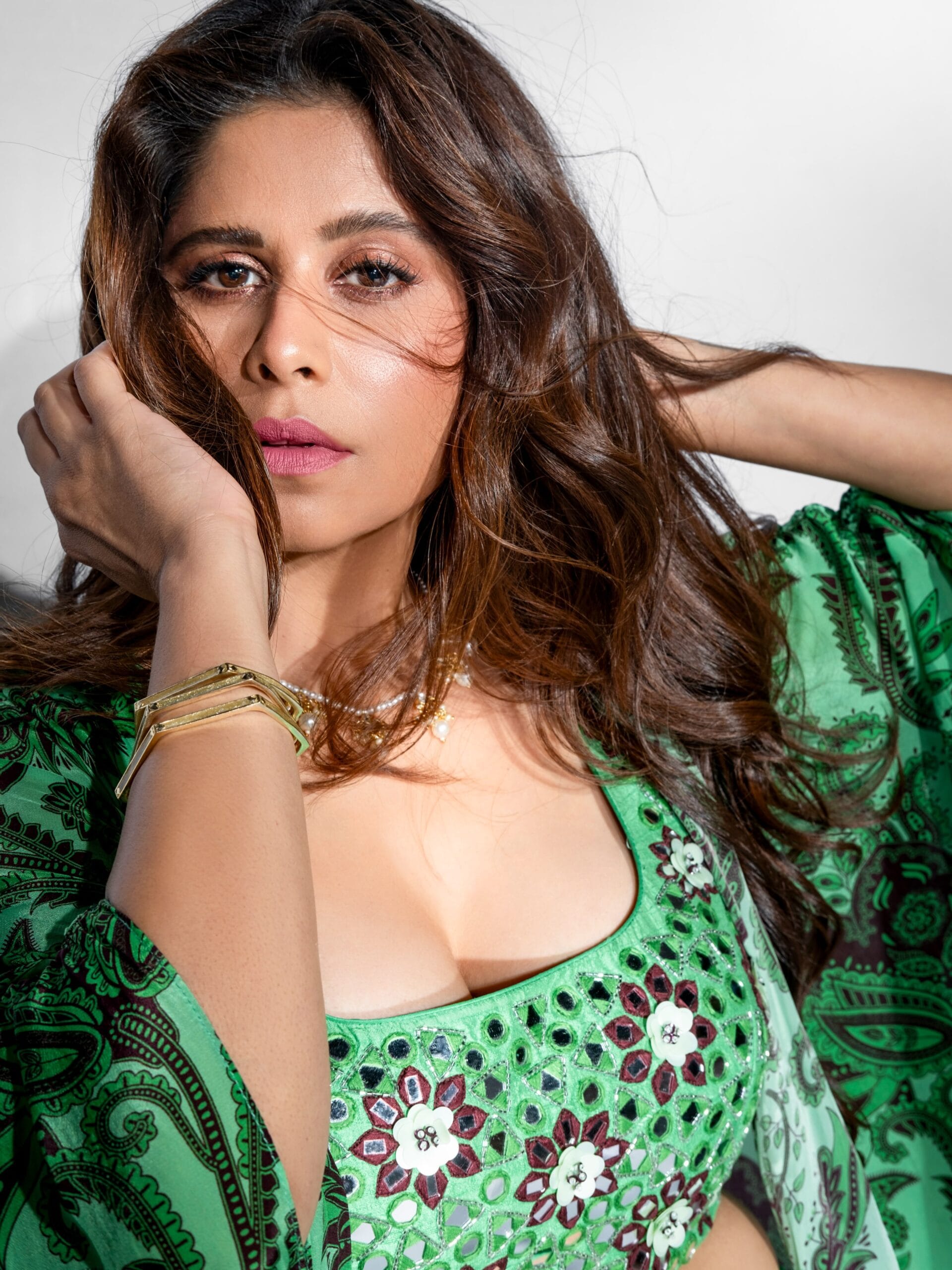 "Emerald State Of Mind .. Sunday pictures" असं फोटो कॅप्शन सईने या फोटोंना दिलं आहे. दरम्यान, सई या फोटोशूटमध्ये खूपच सुंदर दिसत आहे.