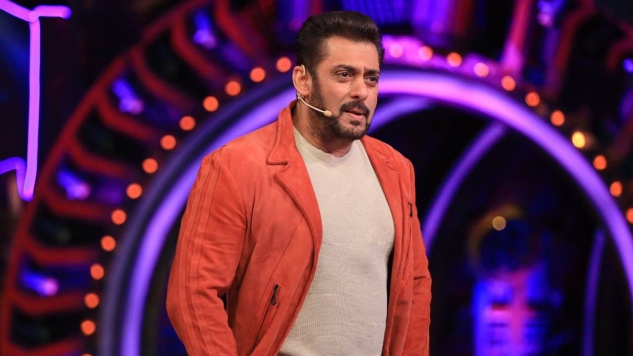 सिझन 14 आणि 15 मध्ये अनुक्रमे 20 कोटी आणि 25 कोटी रुपये प्रति एपिसोड अशी फी असल्याचंही कळतंय. सिझन 17 साठी 200 कोटी, तर सिझन 19 साठी 150 कोटी रुपये संपूर्ण सिझनसाठी मिळाल्याचा दावा आहे. आता सर्वांचं लक्ष 'बिग बॉस 20'कडे आहे. रिपोर्टनुसार, 6 सप्टेंबरपासून सुरू होणाऱ्या या सिझनसाठी सलमान खानला 120 कोटी रुपयांची ऑफर मिळाली आहे. 

