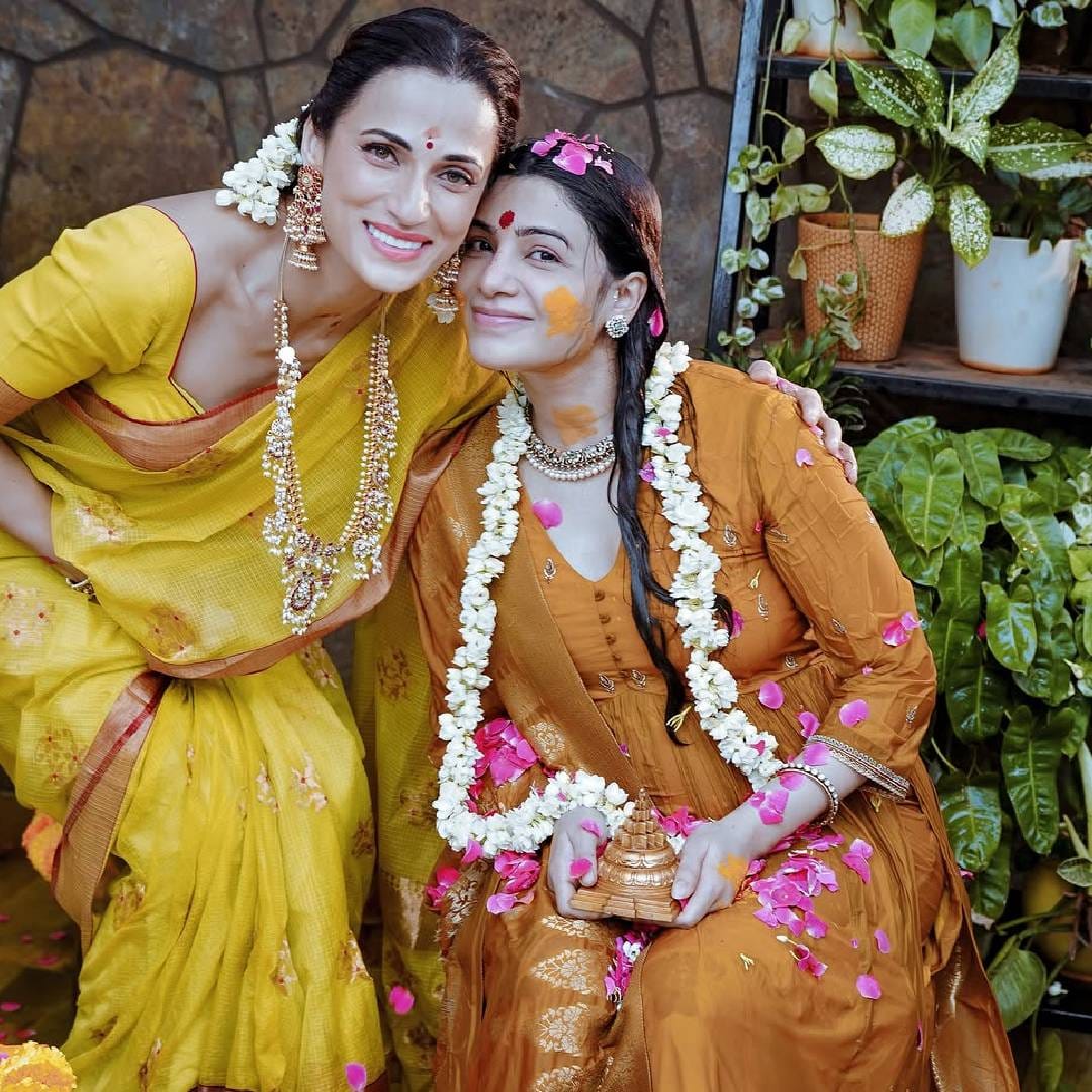समंथाने शेअर केलेल्या फोटो आणि व्हिडीओंमध्ये तिचा खास लूक पाहायला मिळतो. होणाऱ्या आईच्या चेहऱ्यावरचा आनंद आणि या खास क्षणातील तिचा उत्साह चाहत्यांचं लक्ष वेधून घेत आहे.