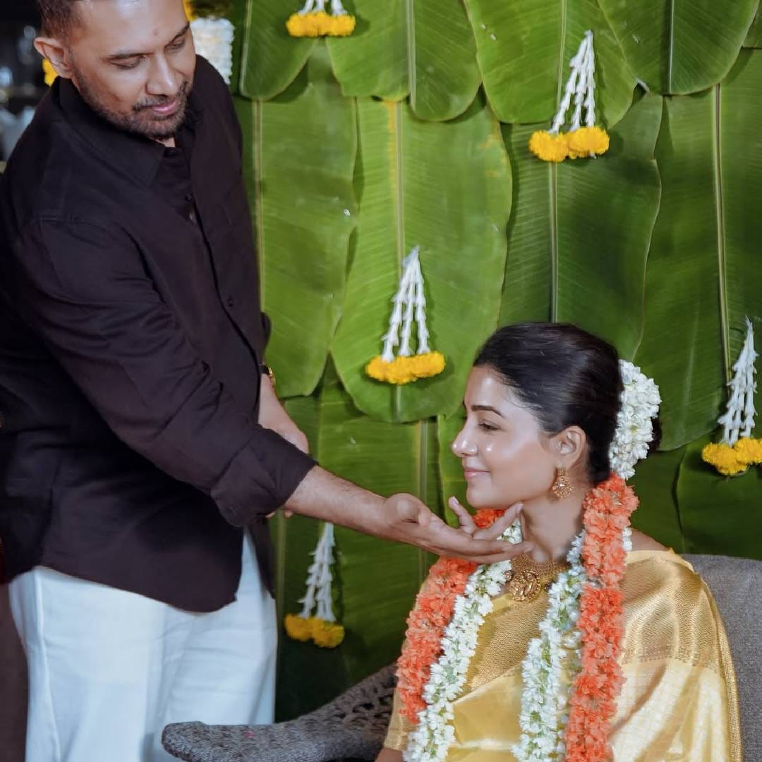 'माझ्या मनात आपल्या परंपरांविषयी नेहमीच खूप आदर आहे. प्रत्येक विधीमागचा अर्थ मला कदाचित समजत नसेल, पण त्यामागे काहीतरी गूढ आणि सखोल शक्ती कार्यरत आहे, असा माझा नेहमीच विश्वास राहिला आहे. मंत्रांच्या उच्चारांमध्ये, सामूहिक मंत्रोच्चारातून निर्माण होणाऱ्या ऊर्जेमध्ये आणि पिढ्यान् पिढ्या अत्यंत काळजीपूर्वक जपल्या गेलेल्या या प्राचीन परंपरांमध्ये काहीतरी खोल अर्थ दडलेला आहे,' असं कॅप्शन देत तिने हे फोटो आणि व्हिडीओ शेअर केले आहेत.