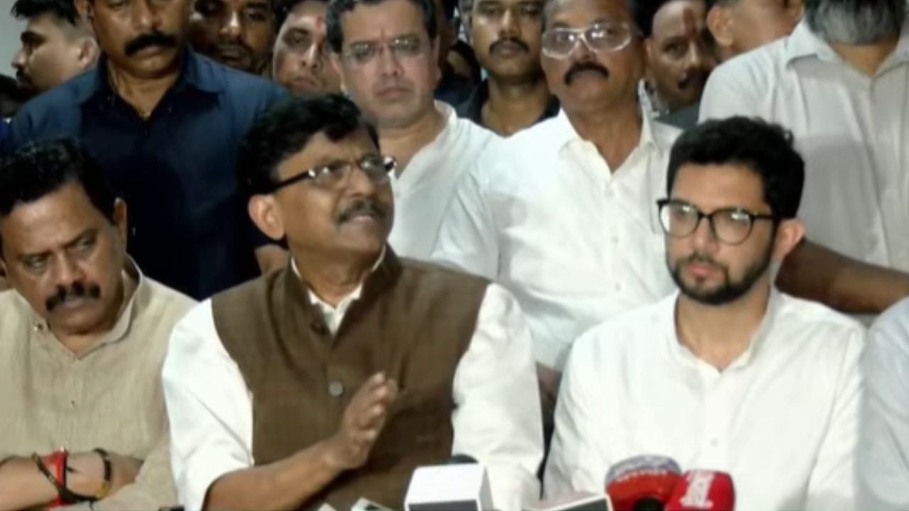 प्रदीप पूर्णेकर हत्याकांड प्रकरण तापलं, पोलीस स्टेशनबाहेरच राऊतांचं थेट फडणवीसांना चॅलेंज, म्हणाले ठाण्यात येऊन... प्रदीप पूर्णेकर हत्याकांड प्रकरण तापलं, पोलीस स्टेशनबाहेरच राऊतांचं थेट फडणवीसांना चॅलेंज, म्हणाले ठाण्यात येऊन...