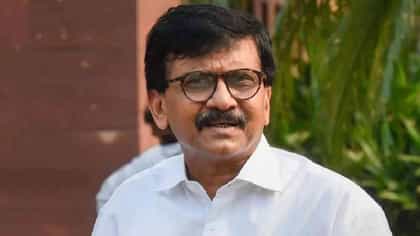 दिल्ली ऐवजी गुजरातमध्ये राष्ट्रीय चित्रपट पुरस्कार सोहळा, राऊत भडकले.