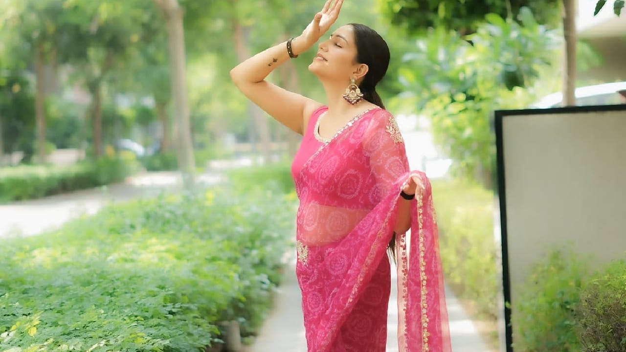 अनेक चाहत्यांनी तिच्या सौंदर्याचं आणि फॅशन सेन्सचं कौतुक केलं आहे. सपना चौधरीचा सोशल मीडियावर मोठा चाहतावर्ग आहे. यावेळीही तिच्या गुलाबी साडीतील या खास अंदाजाने सोशल मीडियावर चांगलीच चर्चा रंगवली आहे.