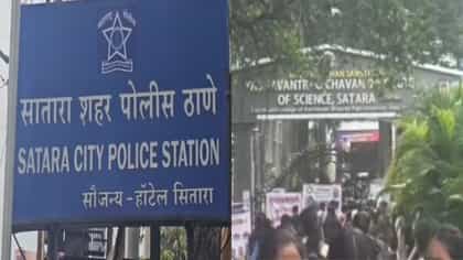 विद्यार्थिनीचा तक्रार केल्याने छळ, तिने कॉलेजमध्ये केलं असं काही की....