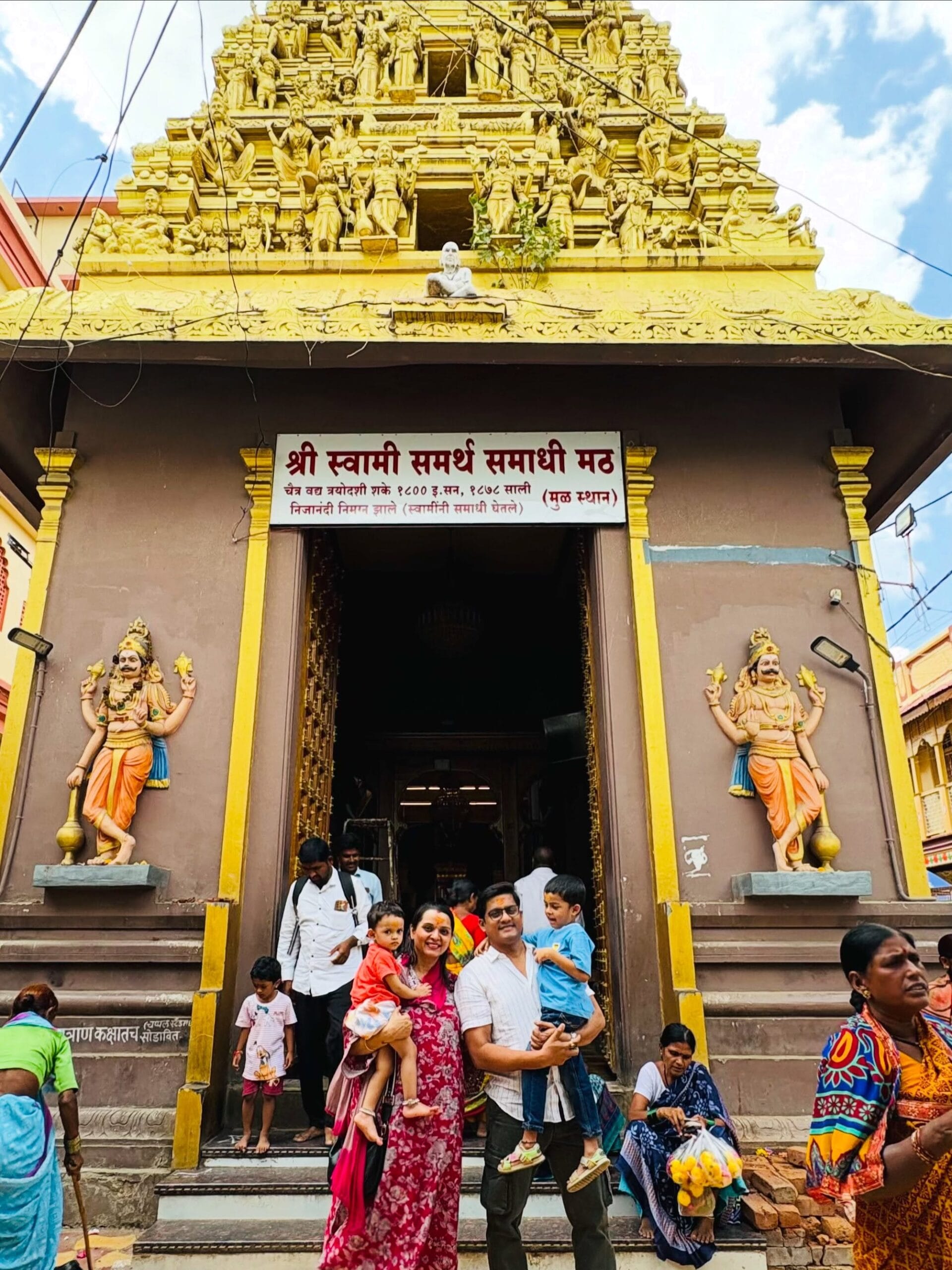 दरम्यान, खुशबूने प्रसिद्ध अभिनेता संग्राम साळवी याच्याशी विवाह केला आहे. यावेळी संग्रामने पांढरा शर्ट घातला होता. तर त्यांची दोन्ही मुले अतिशय आनंदात दिसून आले.