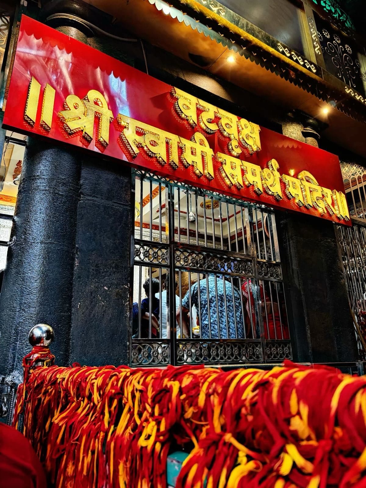 वाढदिवसानिमित्त अभिननेत्री प्रचंड भक्तिमय वातावरणात दिसून आली आहे. यावेळी तिच्या गुलाबी रंगाच्या कुर्त्यानेही लक्ष वेधलं. त्याचबरोबर तिने यावेळी डोक्यावर ओढणीही घेतली होती.
