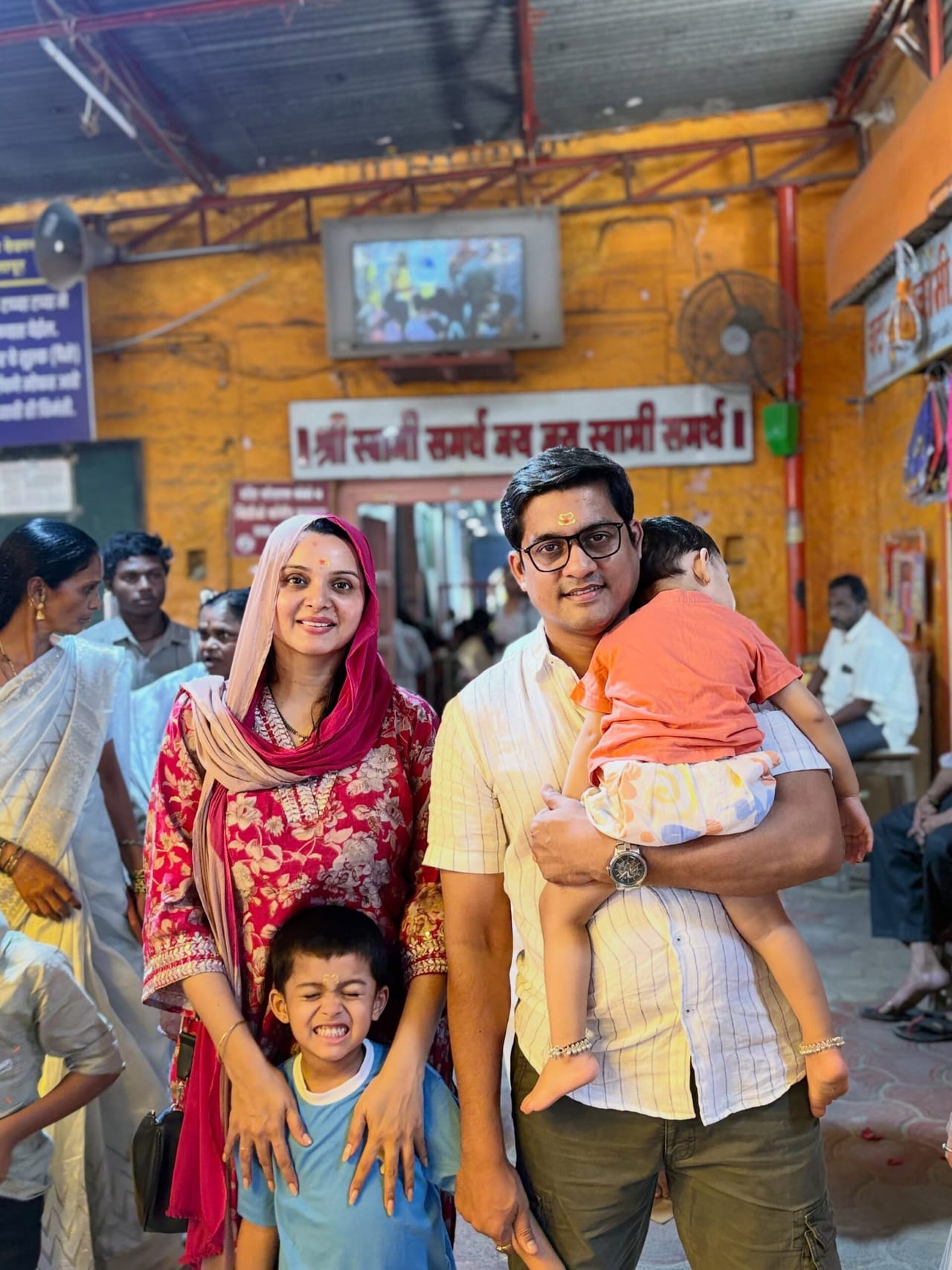 मराठमोळी अभिनेत्री खुशबू तावडेने तिच्या अभिनयाद्वारे प्रेक्षकांचं भरपूर मनोरंजन केलं आहे. काल पाच सप्टेंबर रोजी तिचा वाढदिवस होता. वाढदिवसानिमित्त खुशबू तावडेने पती संग्राम साळवी आणि मुलांसोबत अक्कलकोट येथे श्री स्वामी समर्थांचं दर्शन घेतलं.