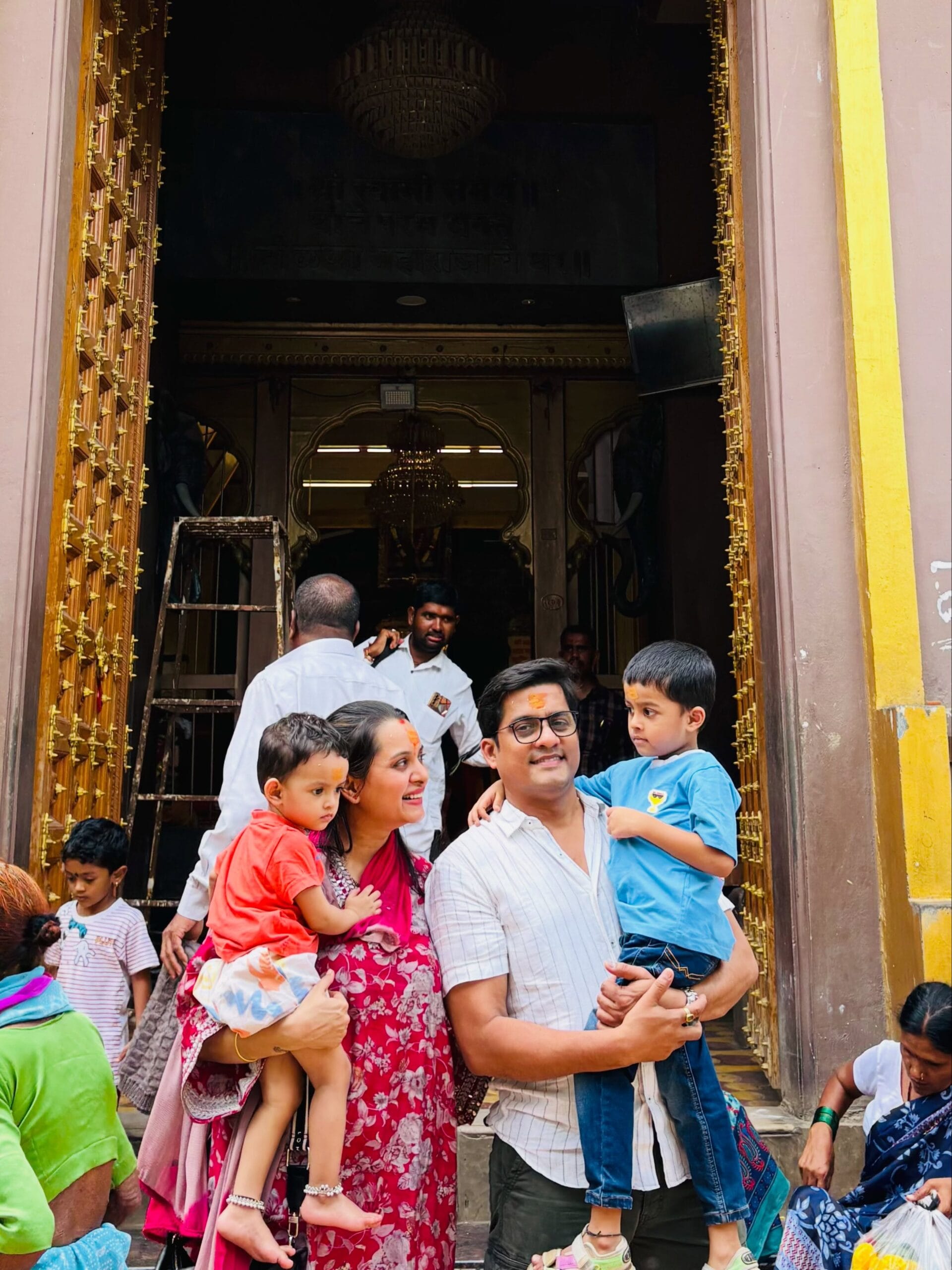 खुशबूने हे सर्व फोटो शेअर करताना कॅप्शनमध्ये श्री स्वामी समर्थ अक्कलकोट अशी कॅप्शन दिली आहे. तिच्या या फोटोंवर नेटकऱ्यांनी प्रचंड प्रेम व्यक्त केलं आहे. त्यांनी लाइक्स आणि कमेंट्सचा पाऊस पाडला आहे.