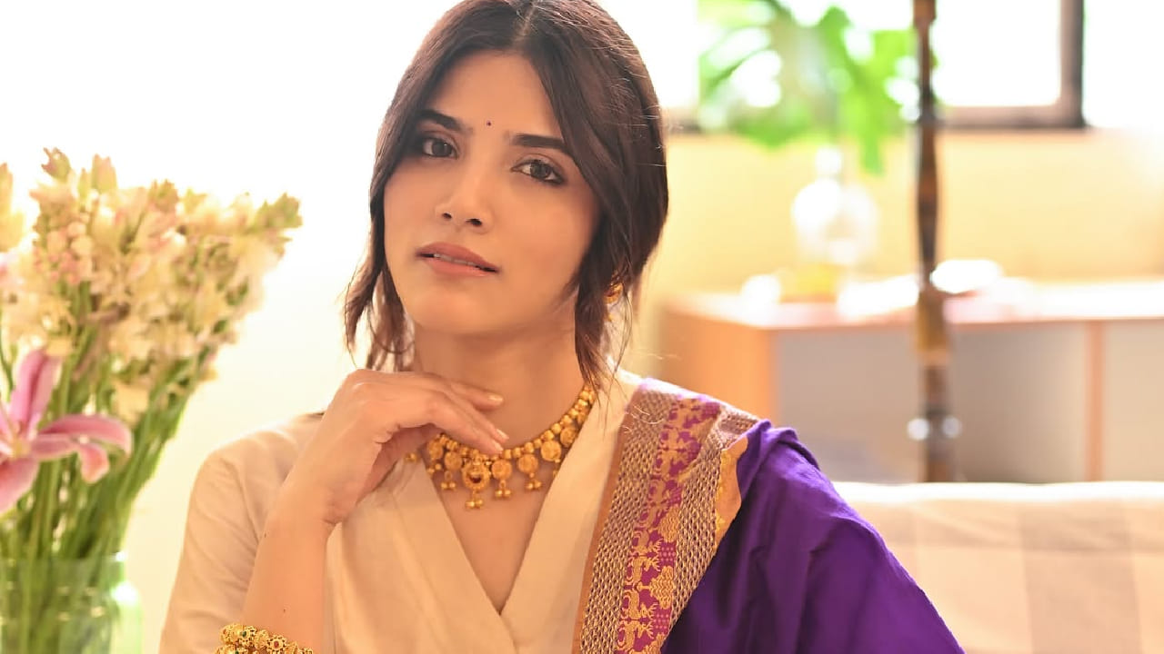 या पेहरावामुळे तिच्या सौंदर्यात आणखी भर पडली आहे. सायलीने आपल्या लूकला पारंपरिक दागिन्यांची सुंदर साथ दिली आहे. गळ्यातील टपोरा सोन्याचा हार तिच्या पेहरावावर उठून दिसत आहे.