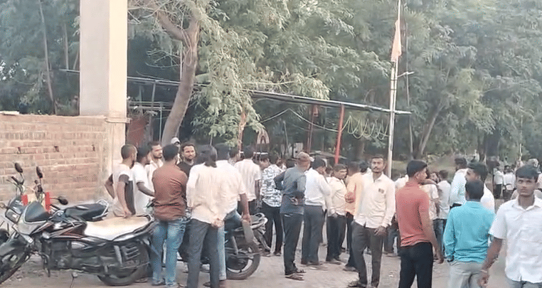 ही घटना घडल्यानंतर परिसरात एकच खळबळ उडाली आहे. याप्रकरणी पारोळा पोलीस ठाण्यात गुन्हा दाखल करण्यात आला असून पोलिसांनी पंचनामा केला आहे. पोलिसांनी पुढील तपास सुरू केला आहे. 