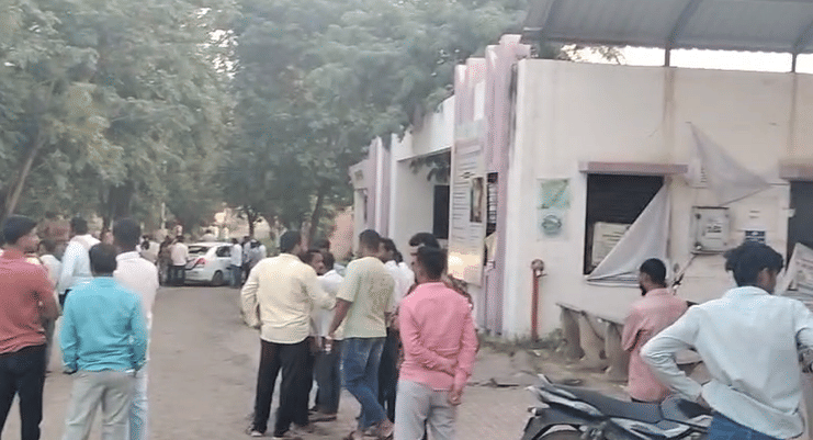 ही घटना घडल्यानंतर आरोपींना अटक करून कारवाई करण्याच्या मागणीसाठी नातेवाईकांनी पारोळा शहरात पोलीस ठाण्यासमोर रस्त्यावर रास्ता रोको आंदोलन केले. या आंदोलनामुळे काही काळ तणावाची स्थिती निर्माण झाली होती. 
