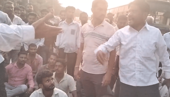 एकमेकांच्या बैलांमध्ये धडक झाल्याने त्या कारणावरून तिघांनी वाद घालत चाकूने तरुणाचा खून केल्याची माहिती आहे. खून केल्यानंतर तिघेही आरोपी फरार झाले असून पोलीस त्यांचा शोध घेत आहेत.