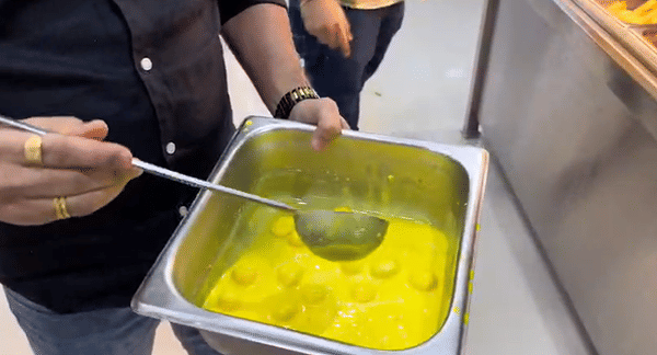 नवी मुंबई : कामोठे येथील बिकानेरमध्ये बुरशी लागलेल्या रसमलाई विक्रीचा धक्कादायक प्रकार समोर आला आहे. हा प्रकार समोर येताच दुकान मालकाने चूक मान्य करत माफी मागितली आहे.