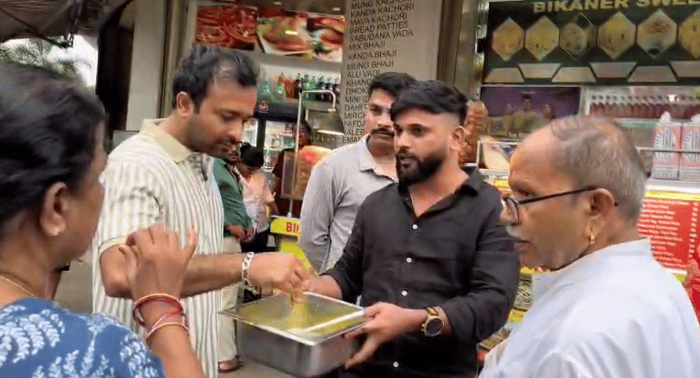 राष्ट्रवादी युवक काँग्रेसचे महाराष्ट्र प्रदेश सचिव अक्षय देवकर यांनी दुकानातून रसमलाई खरेदी केली. मात्र घरी आणल्यानंतर रसमलाई खराब झाल्याचे आणि त्यावर बुरशी लागल्याचे त्यांच्या निदर्शनास आल या प्रकाराची माहिती दुकान मालकाला दिल्यानंतर संबंधित मालकाने रसमलाई खराब असल्याचे मान्य करत माफी मागितली. 