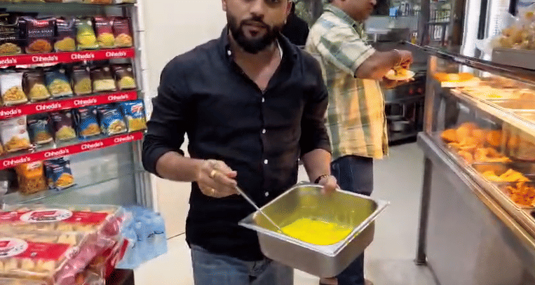 दरम्यान, गणेशोत्सवाच्या काळात नागरिक मोठ्या प्रमाणात मिठाई आणि खाद्यपदार्थांची खरेदी करत असताना अशा प्रकारे खराब खाद्यपदार्थांची विक्री होणे हा नागरिकांच्या आरोग्याशी संबंधित गंभीर प्रकार असल्याने घटनास्थळी उपस्थित नागरिकांनी संताप व्यक्त केला.