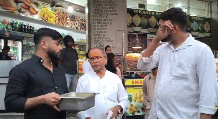 या प्रकरणाची अन्नसुरक्षा विभागाने तातडीने दखल घेऊन संबंधित दुकानाची तपासणी करावी, खाद्यपदार्थांच्या गुणवत्तेची पाहणी करावी आणि नियमांचे उल्लंघन आढळल्यास कठोर कारवाई करावी, अशी मागणी करण्यात आली आहे..