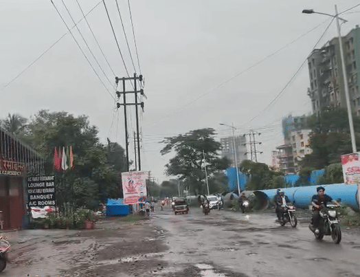 के.डी. रेसिडेन्सी हॉटेलवरील पोलिसांनी छापेमारी केली आहे. या छापेमारीत परवानगीविना ‘हाय-प्रोफाईल’ पार्टी सुरू होती असे समोर आले आहे. या प्रकरणी एकूण सात आयोजकांवर गुन्हा दाखल करण्यात आला आहे.