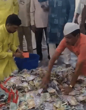 दरवर्षीप्रमाणे या वर्षीदेखील मुंबईतील लालबागच्या राजाच्या दर्शनासाठी रोज हजारो भाविक गर्दी करत आहेत. दर्शनासाठी भाविकांची रांग लागलेली दिसत आहे. दरम्यान, भाविकांनी पहिल्याच दिवशी बाप्पाच्या चरणी लाखो रुपयांचे दान दिले आहे. 