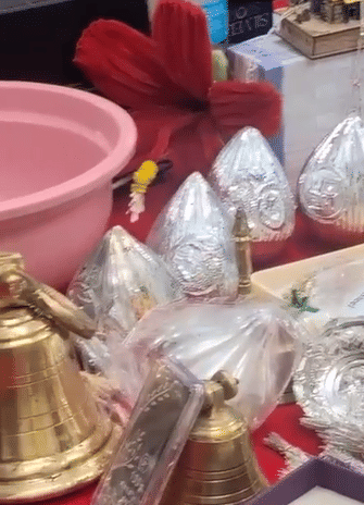 दुसरीकडे लालबागच्या राजाच्या चरणी सोने आणि चांदीदेखील भाविकांनी अपर्ण केले आहे. पहिल्या दिवसाची देणगी 66.770 ग्रॅम वजन दान करण्यात आलं आहे. तर 2806.000 ग्रॅम चांदीची देणगी देण्यात आली आहे. 